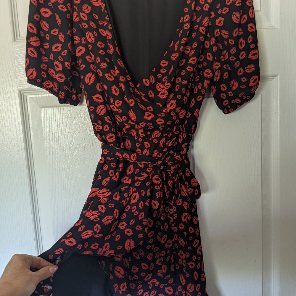 Smooch (Kiss) print black and red wrap dress
